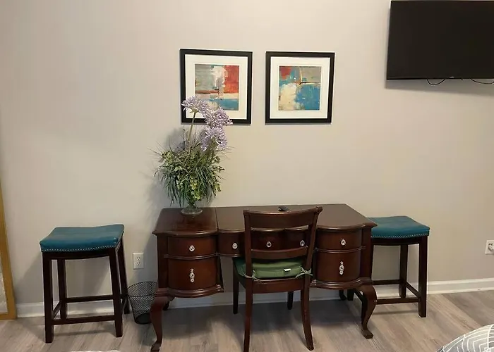 Top Hotels with Shuttles Near Dallas Market Center