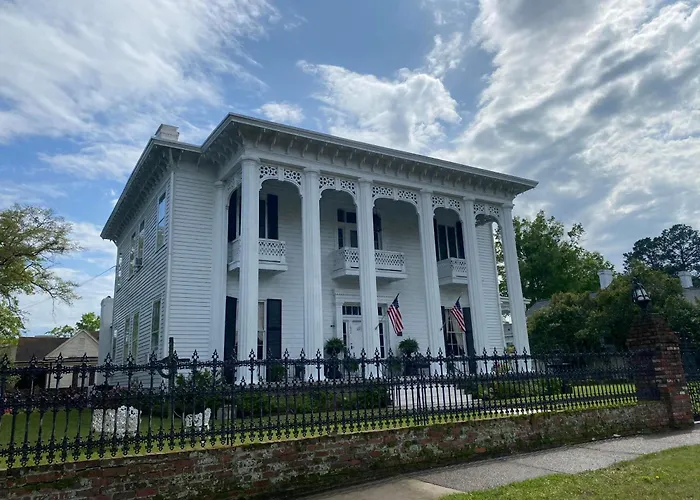 Best Romantic Hotels in Columbus with Private Hot Tubs